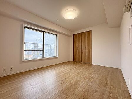 採光の降り注ぐ洋室です