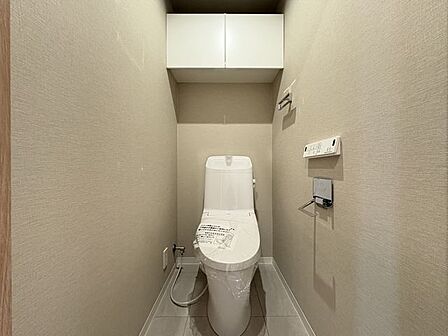 上部収納付きのトイレスペース。