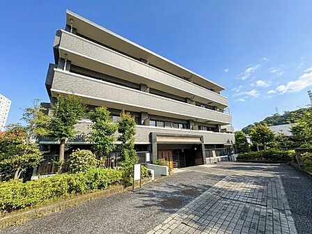 落ち着いた雰囲気で重厚感ある外観です。