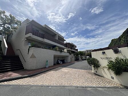 低層で趣のあるマンションです。