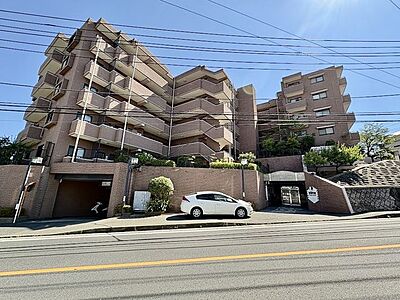 外観：葉山に堂々と佇むオシャレなマンション