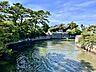 その他：おとなりの葉山エリアへ足を伸ばすと森戸神社など風情ある風景が。（車で16分　約7.7km）