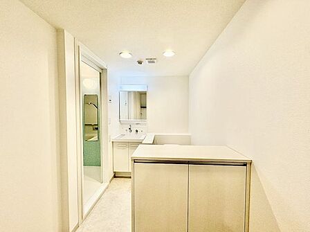 家族の暮らしを支える明るい雰囲気の洗面所。
