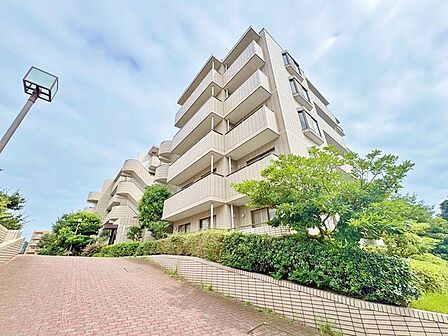 高台の視線が抜けるロケーションに馴染む落ち着いた佇まい。