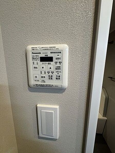 暖房換気乾燥機完備。梅雨・雨天時の衣類乾燥に大活躍します。24時間連続換気機能も付いているため、浴室内の防カビ対策も万全です