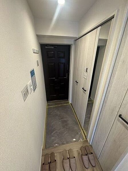 明るく清潔感ある玄関アプローチ。収納扉に大きな姿見鏡を備え付けており、お出かけ前のトータルコーディネートチェックがスムーズに行えます