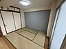 和室：家族みんながほっと一息つける、リビング横の快適な和室スペース。畳表替え済みです
