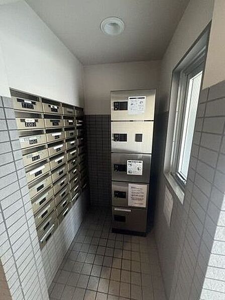 不在時の荷物受取も安心！24時間いつでも使える便利な宅配ボックス完備