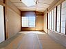 室内：採光を確保した明るい室内は風通しも良く穏やかな時が流れます！様々な生活スタイルにも対応可能な間取り。採光もアクセントの一つとして。この明るい好みの空間で読書をしたり、音楽を聞いたりと一人の時間も充実！