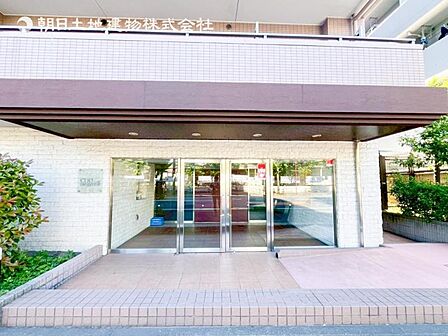 【エントランス】重厚感の溢れるエントランスはマンションの顔!帰宅時、来客時に誇れる空間を演出します!