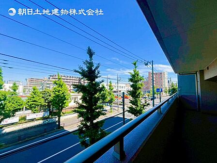 【バルコニー】思わず大きく深呼吸したくなるバルコニー!空が青く、近く、広く感じる事が出来ます。