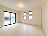 室内：居室はひとり時間を過ごせる安らげるお部屋として活用できます！収納スペースあり！荷物が多くても十分！！ベッドや勉強机、テレビなどを置きたい場合におすすめ！！過ごす時間が長くてもゆったり過ごせそうですね！