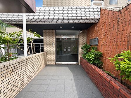 青空を背景にスタイリッシュな外観が住まう人に誇りを与えます。駅周辺施設も利用でき快適生活が送れます!四季を通じて自然と触れ合えるスポットが周辺には沢山あり、お散歩やジョギング週末の遊びにおすすめです。