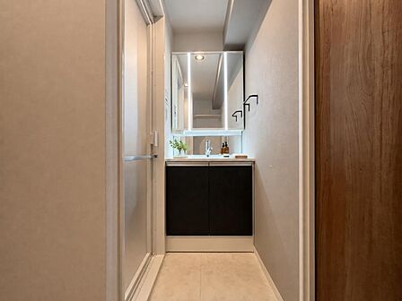 【洗面・脱衣所】使用頻度の高い場所だからこそ便利な空間に。多人数での使用も考えた便利な空間です