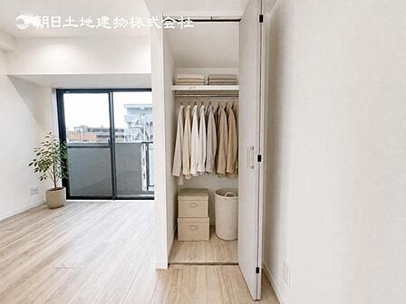 【収納】適材適所に設けた収納は、奥行きもあり多くの物の収納が可能です。扉を閉めるとパッと隠すことができるので、いつでも室内が整理整頓でき気持ちのいい空間として使えます!