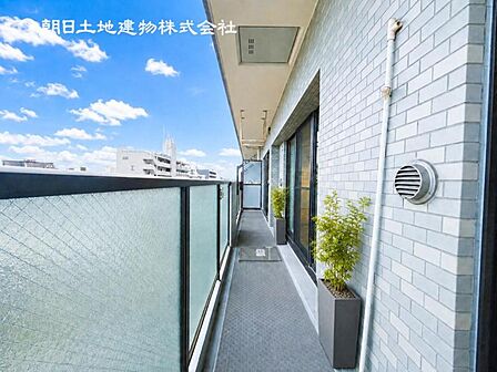 【バルコニー】太陽の光と爽やかな風でお洗濯物は気持ちいいです。