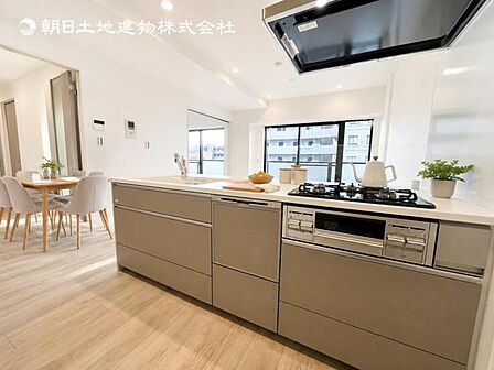 【カウンターキッチン】吊戸棚のないオープンカウンターキッチンなのでリビング・ダイニングが見渡せます♪動線もよく、調理中も会話が楽しめ、小さなお子様には目を配りながらできるので安心です。