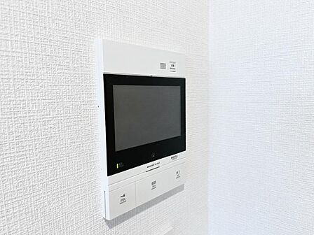 【カラーモニターホン】来客者を確認でき最新から遡って見れる録画機能もついていて安心です。モニター越しに来訪者が確認できる防犯に欠かせないインターホン付き。 