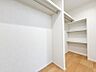 収納：衣類をスッキリ整理！居室に備え付けの収納で、いつでも片付いた広々空間を実現。快適な暮らしをサポートします！