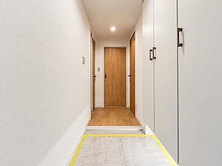 【玄関】明るく広い玄関には収納力に優れたシューズボックス。 靴をスッキリと整頓することができます。