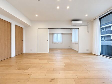 リビングにあふれる採光と心地よい風のつどう調和された空間!!生活を彩る充実した日々が過ごせそうです。家族の滞在期間が長くなることを予測して、設計士が思いと工夫をこらした自慢のリビングダイニング!!!