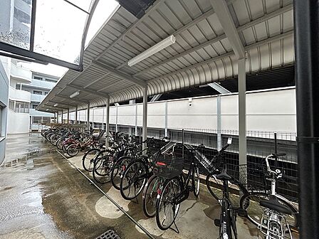 屋根付きの駐輪場で、雨の日も自転車が濡れにくいです。通勤・通学にも自転車が活用できます。