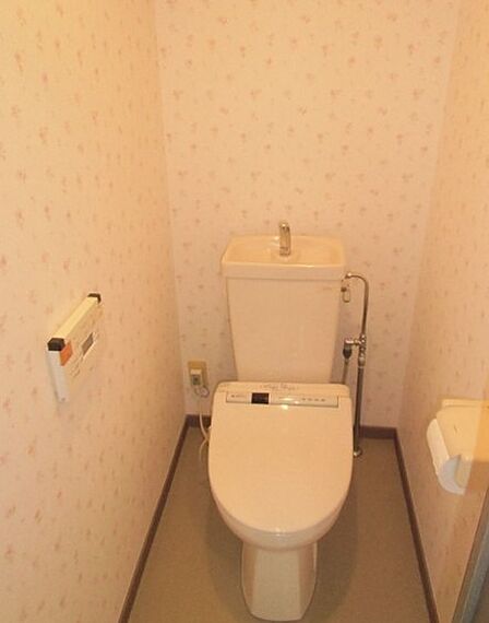 可愛らしい花柄の壁紙が特徴的なトイレです。温水洗浄便座が備え付けられており、快適な時間をお過ごしいただけます。