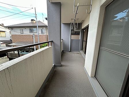 陽光が降り注ぐバルコニー。洗濯物も気持ちよく乾きそうです。開放感のある空間で、日常を彩るひとときを。