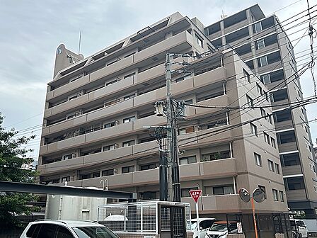 落ち着いたブラウンカラーの外観が印象的なマンション。都市の利便性と住みやすさが調和した立地で、快適な暮らしをサポートします。