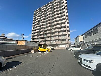 外観:【外観】南側から見た外観。4LDKマンションです。 外観:【外観】南側から見た外観。4LDKマンションです。