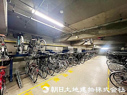 ガラス張りの開放的な設計で、自然光が差し込む明るさ。
