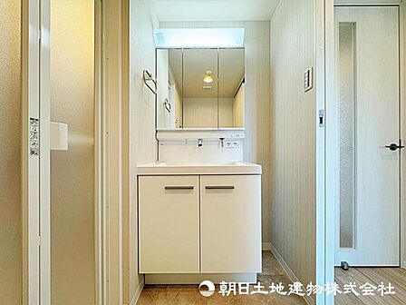【洗面室】収納力と機能性に優れたお手入れラクラク三面鏡洗面化粧台です