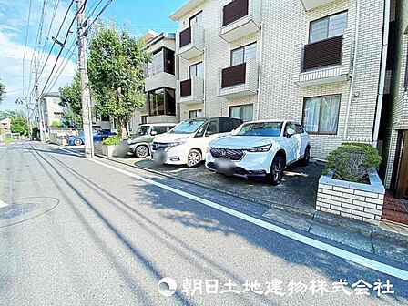 前面道路が広く、間口もゆったり。駐車が苦手なママもらくらく停められます