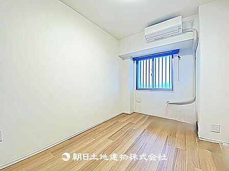 コンパクトながら使いやすい居室です。家具配置を工夫することで、寝室や書斎としても活用できます。