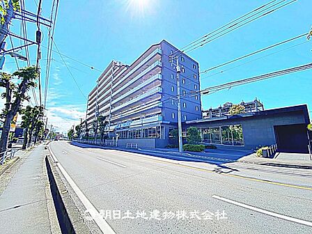 スタイリッシュな印象の外観です。住宅街に映えるデザインで、飽きのこないシンプルな設計が長く愛されるポイントです。