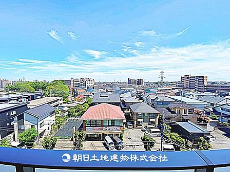 リビングやバルコニーから望む開放感のある眺望です。景色を楽しみながら、明るく快適な生活空間を確保できます。