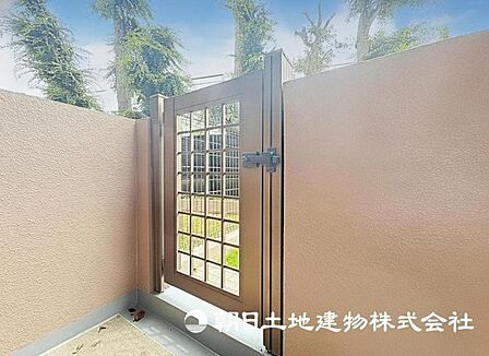 専用庭を備え、屋外でのんびりと過ごせるプライベートスペースを確保。暮らしにゆとりをもたらします。
