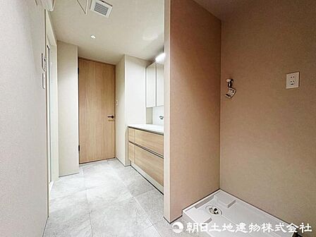 洗面台横にランドリーコーナーもゆったり。