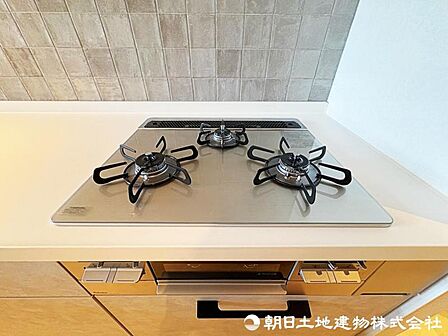 3口コンロ、グリル付でお料理のしやすさも特徴的