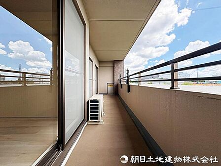 南向きの陽当りの良いバルコニー。お洗濯ものや布団を干したりするのに十分なスペースです。