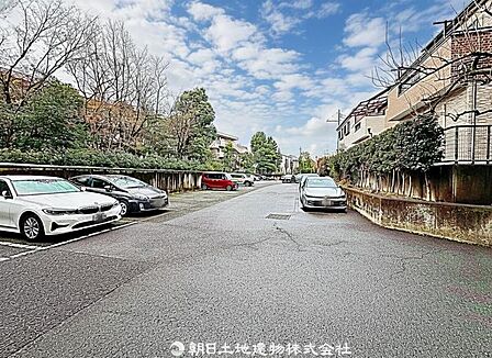 前面道路が広く、間口もゆったり。駐車が苦手なママもらくらく停められます