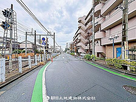 お子様と手を繋いで並んで歩けるくらい広い前面道路です