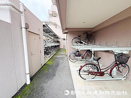 【駐輪場】屋根付きの駐輪スペースは雨風から大切な自転車を守ってくれます