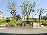 周辺：敷地の脇に公園があります