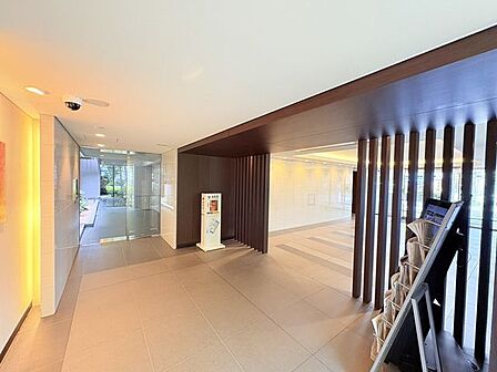 【エントランス】敷地面積18730.34m2のゆとりを活かした、開放的でクリーンなエントランス空間。アクティブに動き回る子育て世代の送り迎えや出入りを、上質なデザインがスマートにリード。