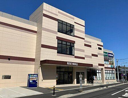ライズモール常盤台まで徒歩21分（1640m）。多彩な専門店が揃うショッピングモールが身近に充実するロケーション。休日のまとめ買いやお出かけの楽しみを広げ、豊かな暮らしを確実に実現。