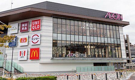 イオン天王町ショッピングセンターまで徒歩24分（1920m）。お買い物からグルメまでスマートに揃う大型施設。仕事や育児に多忙なファミリーの多彩なニーズを、高機能な環境が便利にサポート。