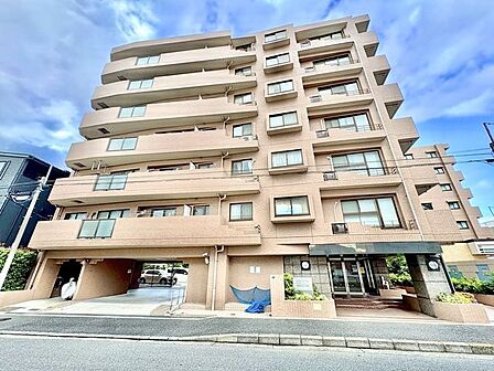緑豊かな住宅地にあり、四季折々の自然を身近に感じられる落ち着いた環境です。都市近郊のため買い物や通勤・通学の利便性も良好。小学校まで徒歩10分以内でお子様の通学も安心。