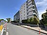 外観：●前面道路を含むマンション外観