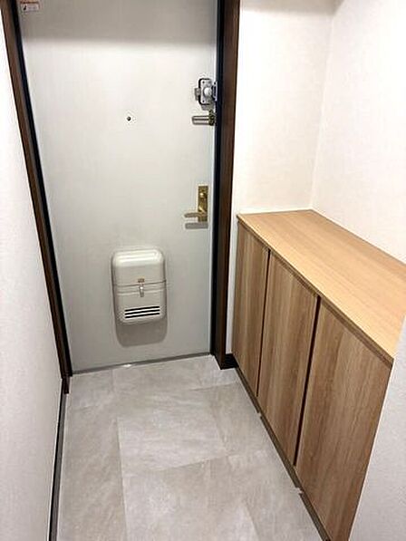 大型の玄関収納には小物を飾るスペースがあります。季節ごとに小物を変えたりとアレンジ次第でさらにオシャレな玄関になります！